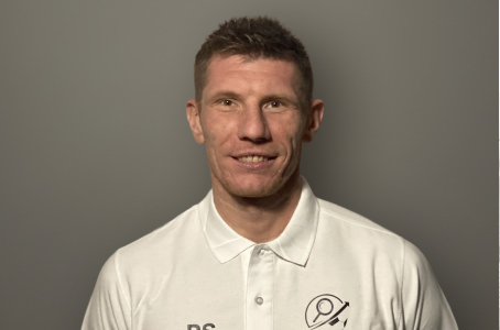 Skaut FTG podczas profesjonalnej obserwacji meczu piłkarskiego