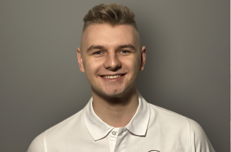 Profesjonalny skaut analizujący grę zawodnika na boisku piłkarskim