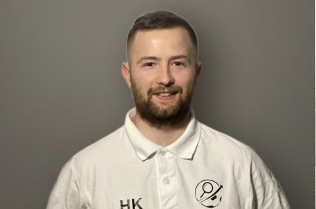 Skaut PlayMaker na trybunach podczas obserwacji meczowej